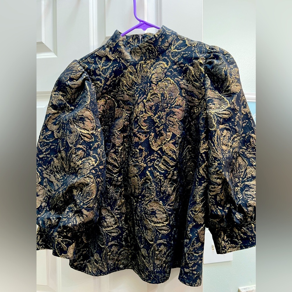 Cute black puff sleeve great for parties